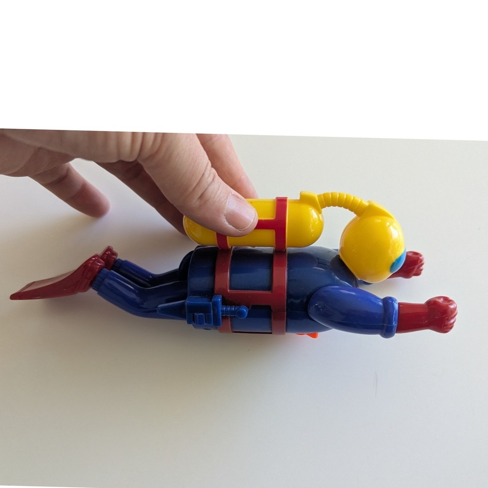 Toysmith 2008 Wind Up Scuba Diver Toy Blue Red Yellow Swimming Bath Toy 7.5"